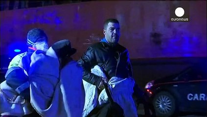 Casi mil refugiados sirios llegan al puerto italiano de Gallipoli