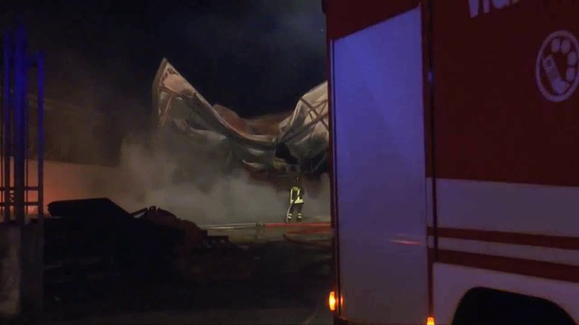 Gricignano (CE) - Via Boscariello,in fiamme il deposito di pedane (29.12.14)