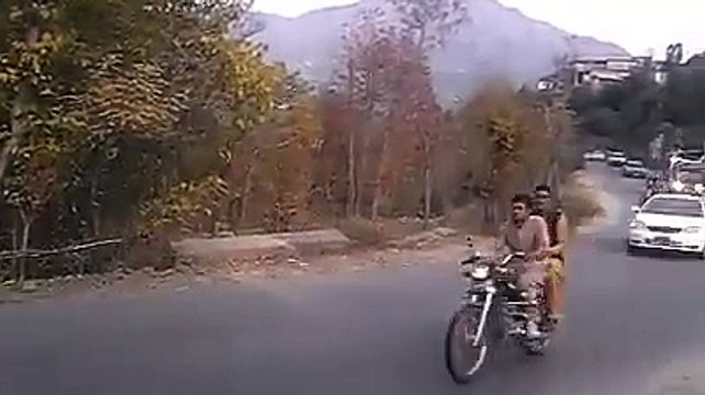 IMRAN KHAN NEW PAKISTANI FAST BOWLER IN HOME TOWN.