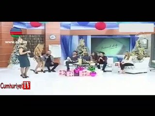 Azeri sunucudan kucağa oturan konuğa tepki