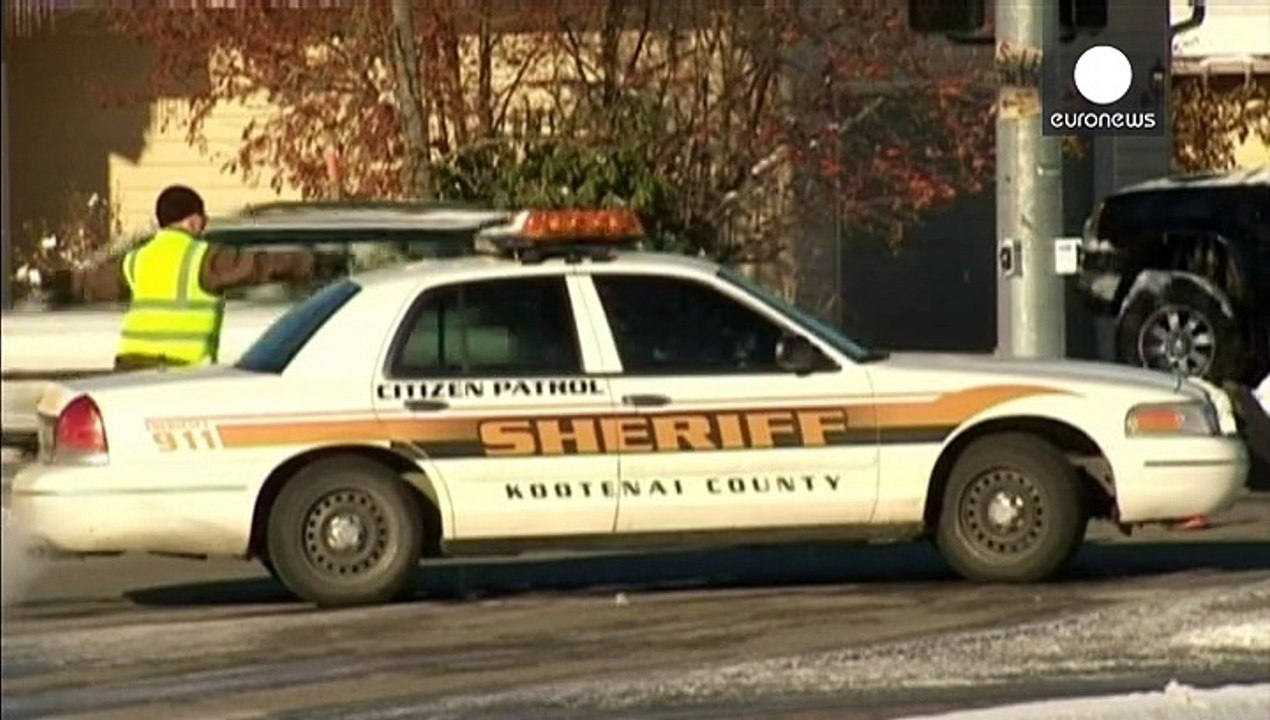 Zweijähriger spielt mit waffe, erschießt mutter