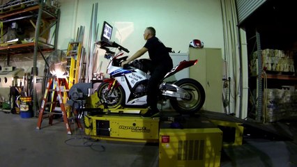 Erion Racing poniendo a punto una Honda CBR1000RR SP en el Dynojet