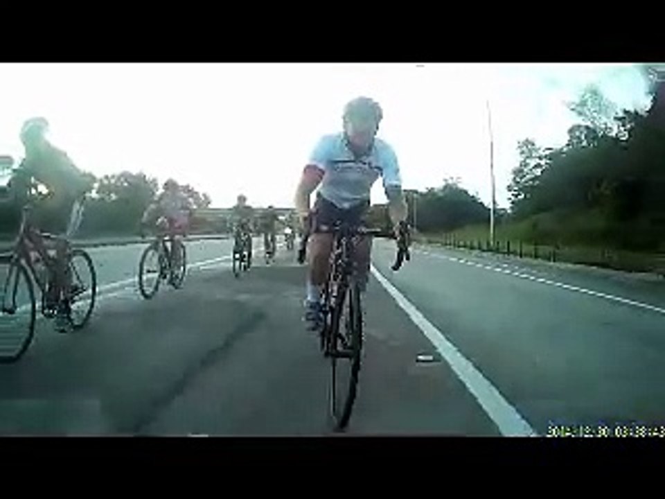 Incroyable chute d'un cycliste Australien