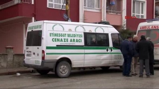 Annesini Boğazını Keserek Öldürdü