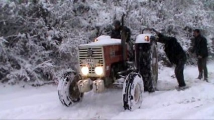 Kar Yağışı Nedeniyle Araçlar Yolda Kaldı