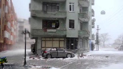 Çatıdan Kopan Parça, Otomobilin Üstüne Düştü