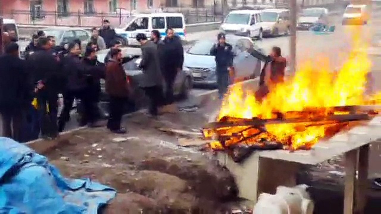 Kendini ateşe attı