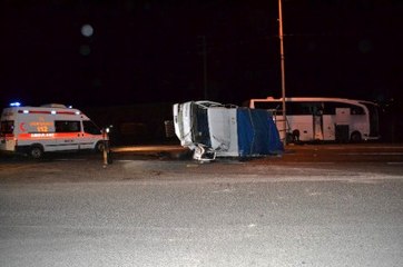 Niğde'de Otobüsle Kamyonet Çarpıştı 1 Ölü 4 Yaralı