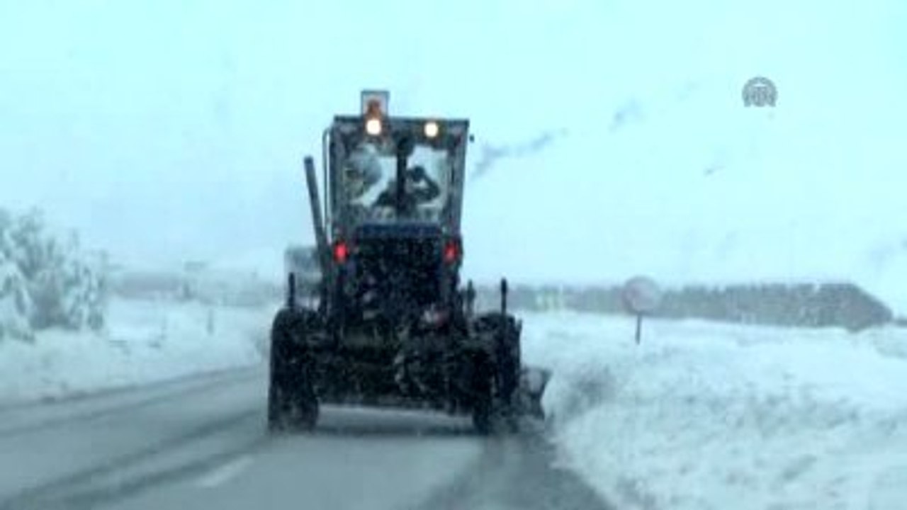 Balıkesir'i İzmir'e Bağlayan Karayolu Kayan Tırlar Yüzünden Ulaşıma Kapalı