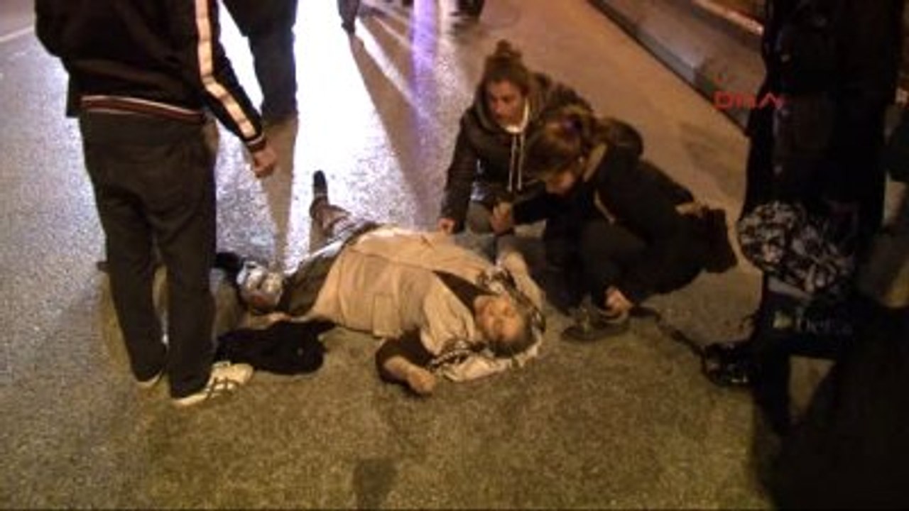 Karşıdan Karşıya Geçmek İsteyen Aileye Araba Çarptı 3 Yaralı