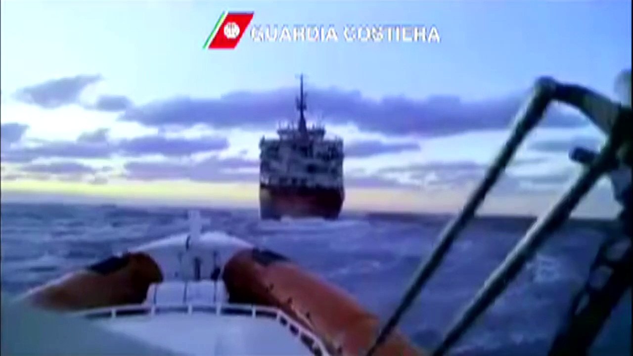 Marinha italiana salva 900 imigrantes de uma tragédia