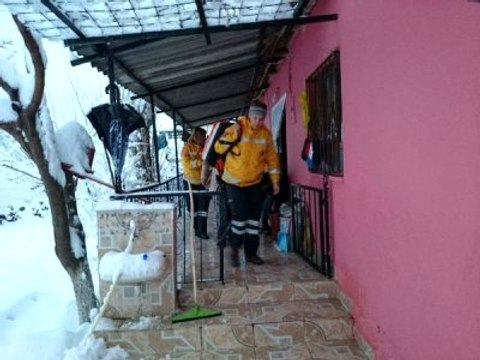 Kar Yolları Kapattı, Binlerce Sürücü Mahsur Kaldı (2)