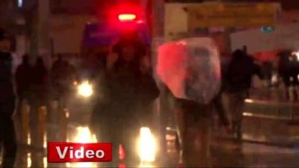 Taksim'de 'Şemsiye' Çöplüğü