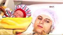 İzmir'de Yeni Yılın İlk Bebeği 'Miraç' Bebek Oldu