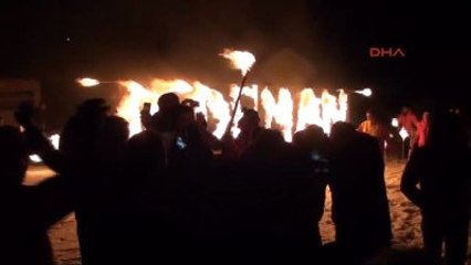 Yeni Yıla Kayak Pistinde Dansöz Oynatarak Girdiler