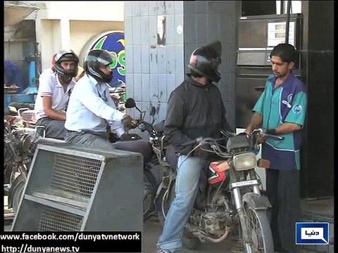 Dunya news- Petrol price reduced by Rs 6.25 as New Year gift