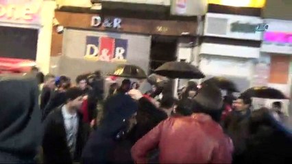 Kavga eden genci kız arkadaşı sakinleştirdi