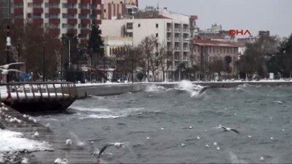 Çanakkale'de Kar Durdu Fırtına Sürüyor