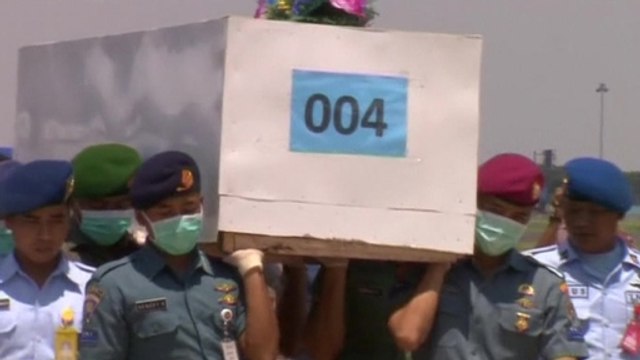 Search resumes for AirAsia victims