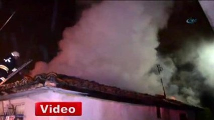 Tek Katlı Ahşap Ev Yandı