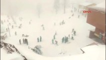 Kartepe'de Kar Kalınlığı 1.5 Metreye Ulaştı, Pistler Açıldı