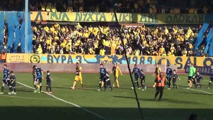 Είσοδος ομάδων και ατμόσφαιρα απο τις εξέδρες.