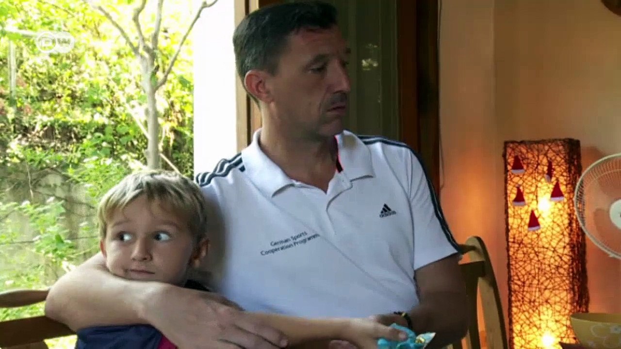 Thomas Roy trainiert philippinische Kicker  | Journal