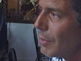 Tony Bourdain mangia un cuore di cobra