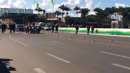 Dilma desfila em carro aberto e acena para o público na posse. Assista!
