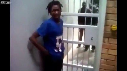 Adamın içinden geçtiği deliğe inanamayacaksınız!