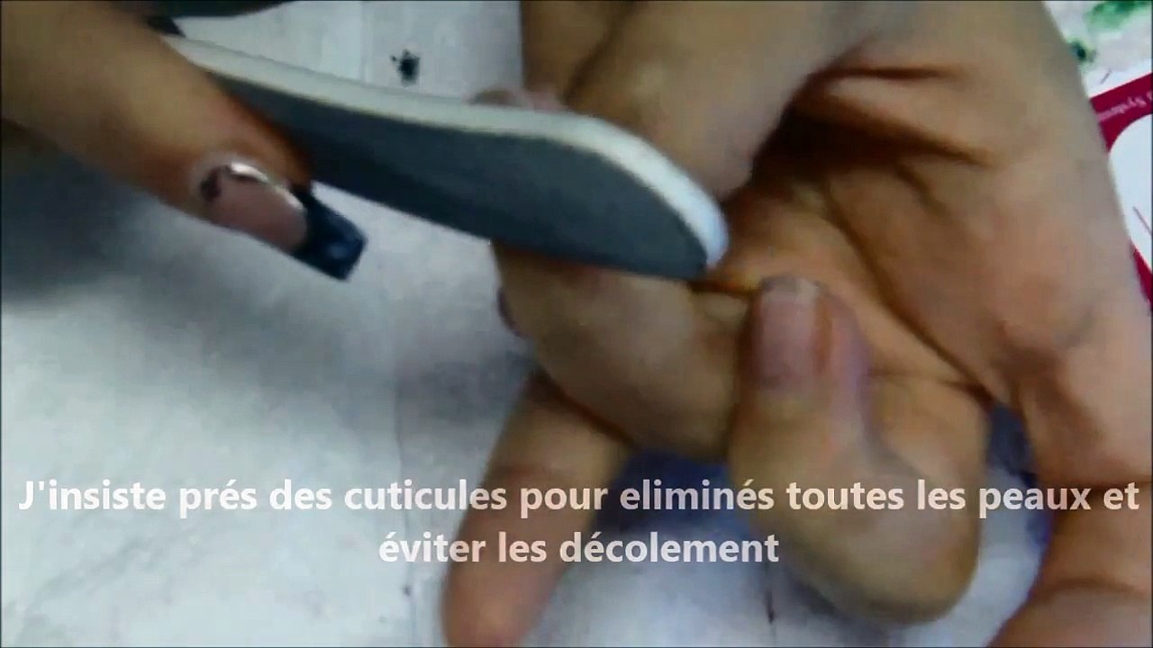 Ongle en gel étape 1 "préparation de l'ongle et pose du chablon"