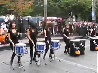 Ritim tutan ojeli eller