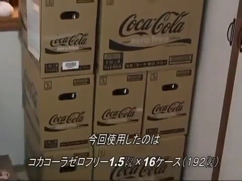 Un Japonais prend un bain de Coca-Mentos