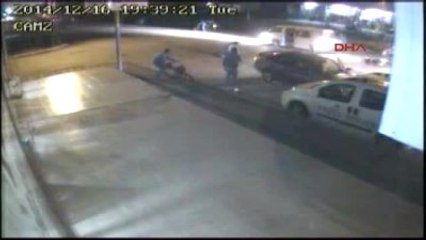 Adana Motosiklet ile Otomobil Kazası Güvenlik Kamerasında