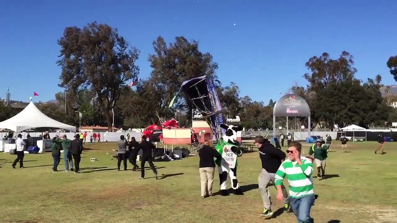 Une mini tornade frappe le Rose Bowl game.
