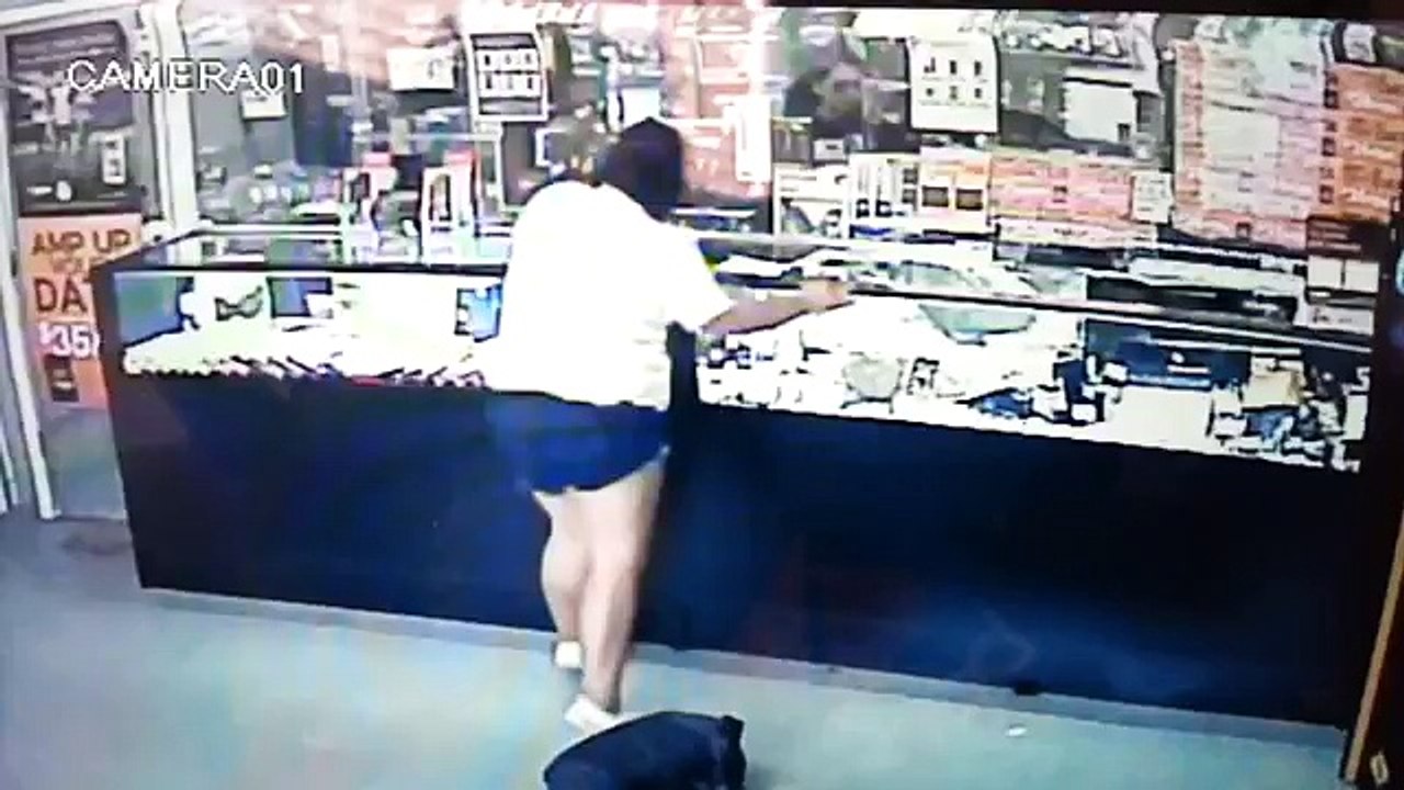 Ladra perde as calças ao tentar roubar loja. Assista