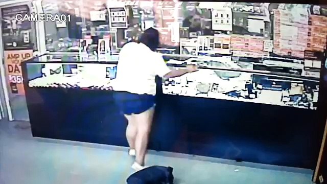 Ladra perde as calças ao tentar roubar loja. Assista