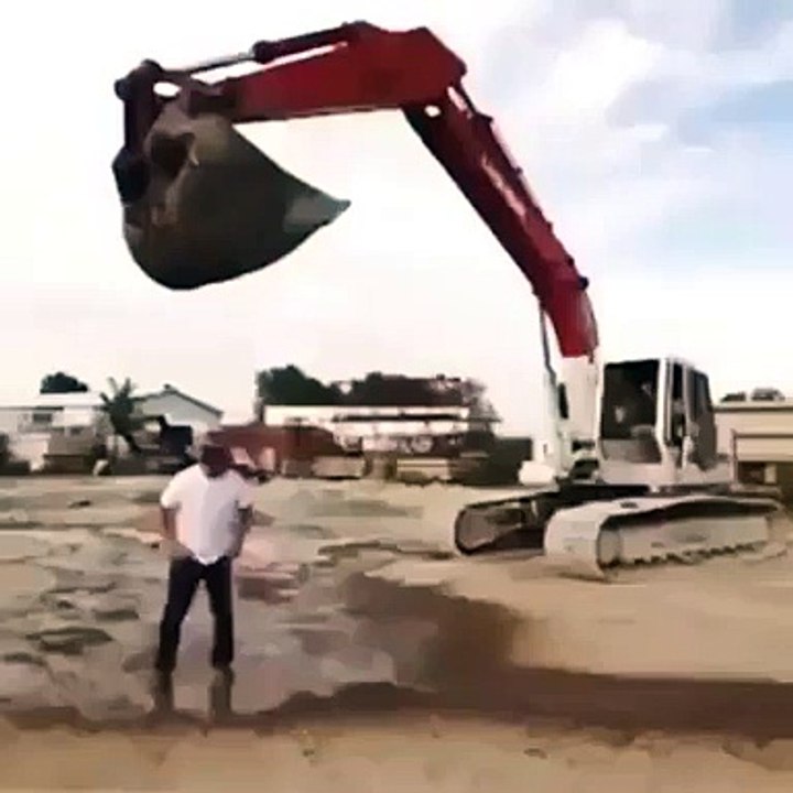 Crane Hiting a Man During The Interview - Video Dailymotion