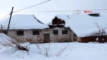 Tavşanlı'da Kar Nedeniyle Halı Saha ve Besihanelerin Çatıları Çöktü