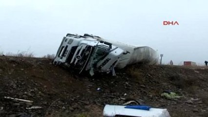 Sivas Yan Yatan Tır'ın Sürücüsü Yaralandı