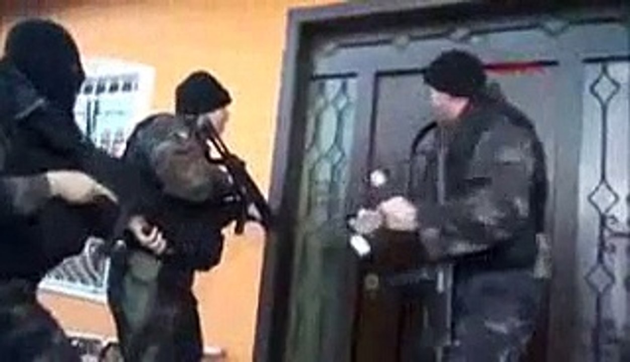 Cops Should Have Tried The Doorbell First (Video @ Hamariweb.com)_mpeg4