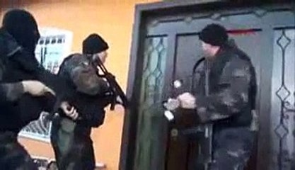 Cops Should Have Tried The Doorbell First (Video @ Hamariweb.com)_mpeg4