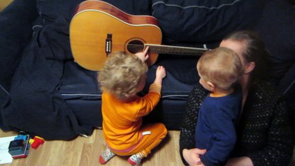 Lilja chante monsieur ours à la guitare