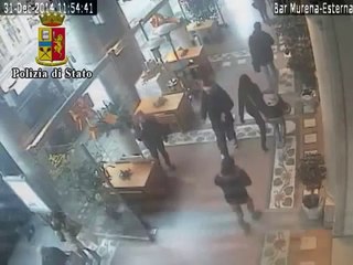 Genova - vestito da Babbo Natale aggredisce una passante, arrestato