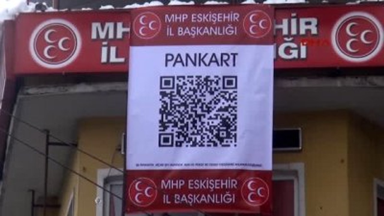 Eskişehir MHP Binasına Asılan Kodlu Pankart İlgi Gördü
