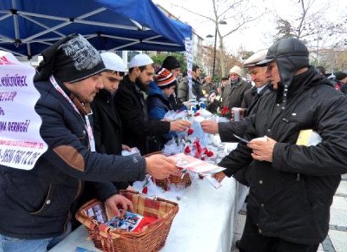 Cuma Namazı Çıkışı 'Hz. Muhammed Kimlikli' Mevlit Kandili Daveti