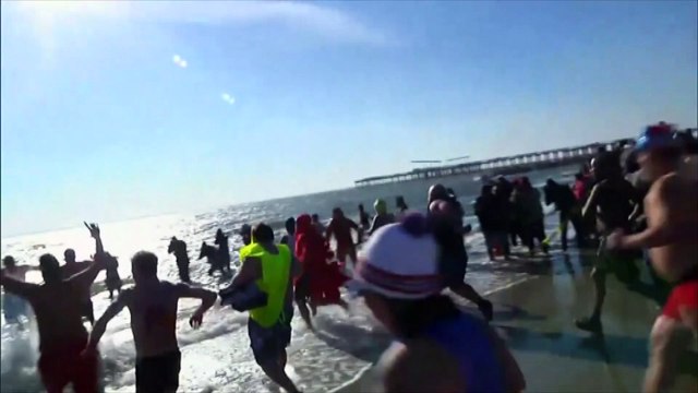 La tradition du bain de mer du 1er janvier dans le monde