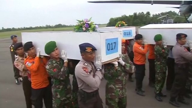 Searching for AirAsia wreckage in rough seas, rushing to ID bodies already found