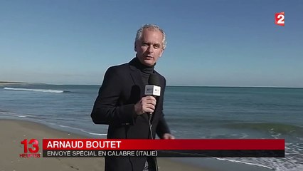 Le bateau rempli de clandestins en cours de remorquage
