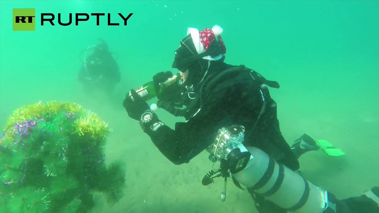 俄罗斯-潜入水底庆祝新年